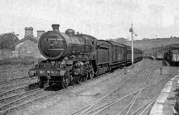 Down Dublin-Cork Mail hauled by four-cylinder 4 6-0 locomotive No. 407