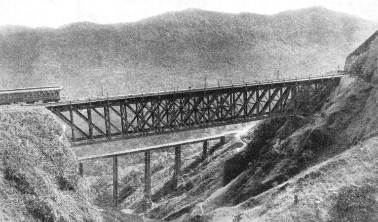 VIADUCTS AND TUNNELS form together about one-fourth part of the length of the Serra do Mar Inclines