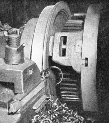 Tyre turning on a powerful wheel-lathe