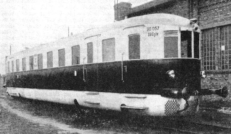 A diesel-driven train used on the Warsaw-Lodz line