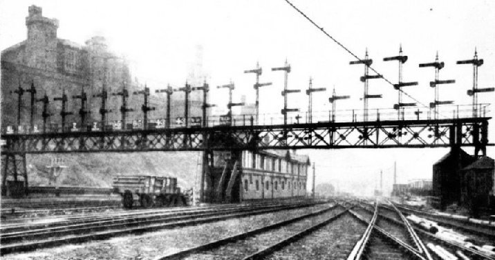 SIGNAL GANTRY AT EAST END OF WAVERLEY STATION