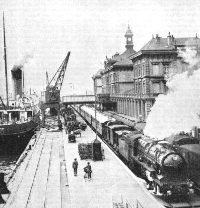 “THE GOLDEN ARROW” PULLMAN EXPRESS about to leave Calais (Maritime)